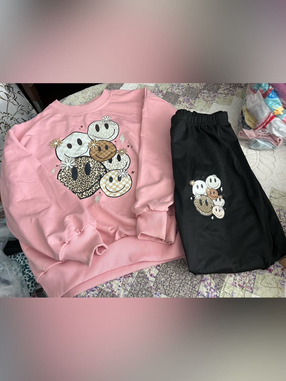 SHEIN Pink & Black Kids Smiley Patch Sweatshirt Set